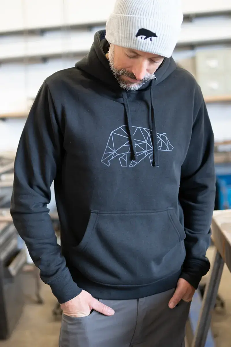 Schwarze und graue Tasche mit Schulterriemen und Reißverschluss.